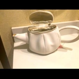 Funky White teapot clutch. One interior pocket. Has Original teabag tag.